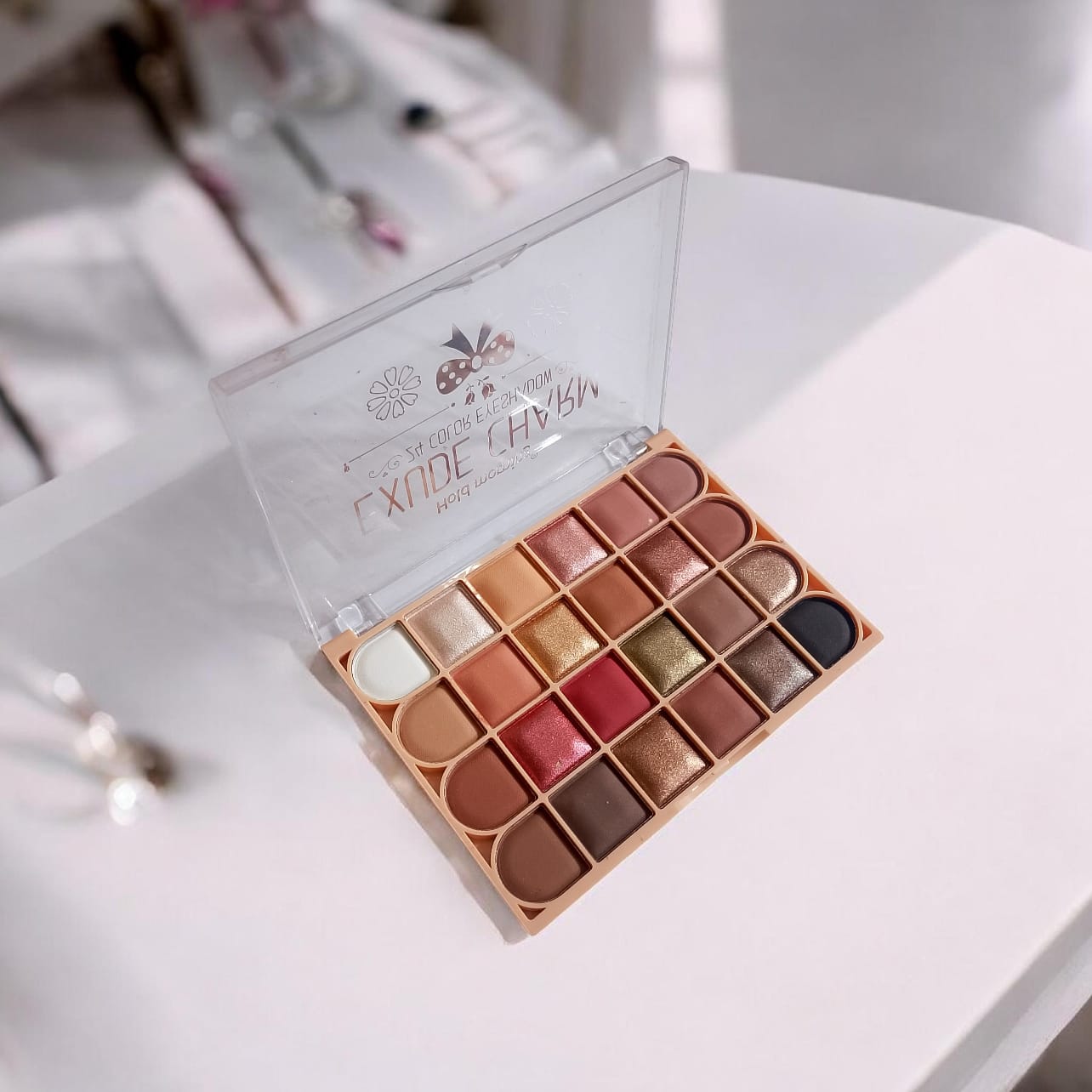 Hold Morning 24 color Eyeshadow Palette